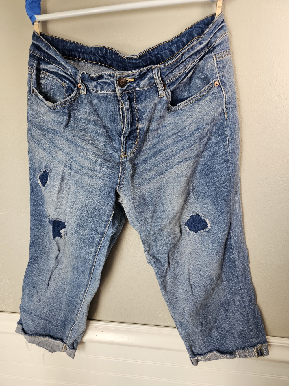 Time and Tru Light Blue Relaxed Fit Distressed Men's Jeans